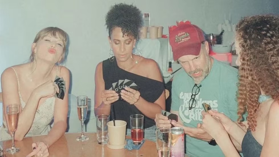 Taylor Swift and Jason Sudeikis playing UNO with Spill It RTD Hibiscus and Friends at Questlove Game Night